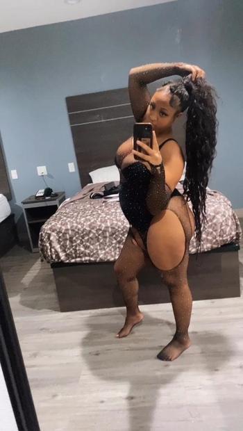 Button, 22  female escort, Ann Arbor